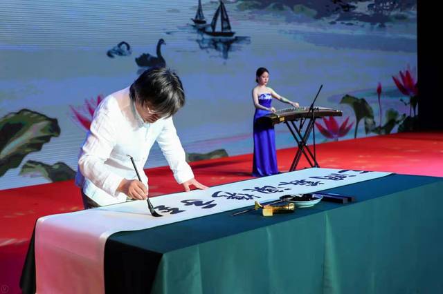 江苏文化嘉年华在澳门开幕 赵颜国博士现在挥毫