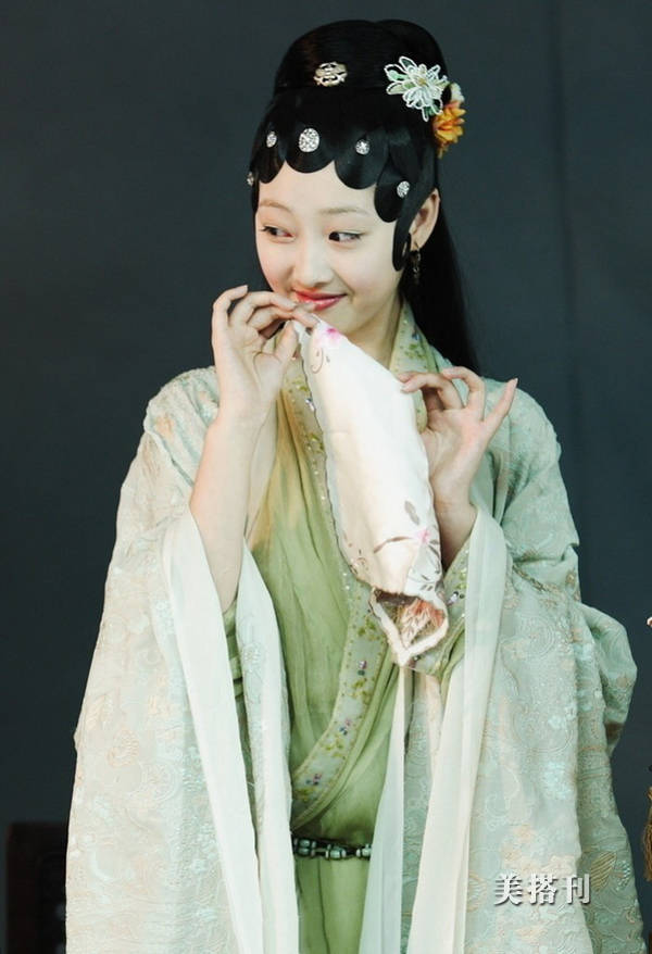 蒋梦婕架眼镜文艺范十足,皮肤白皙如少女,头戴绿帽子十足吸睛
