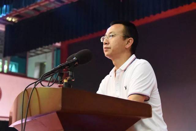 表彰大会上,兴义八中校长彭贻荣首先致词:在第35个教师节来临之际,特