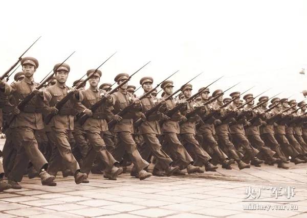 閱兵·檔案|1954年國慶閱兵:受閱部隊由諸軍兵種編成