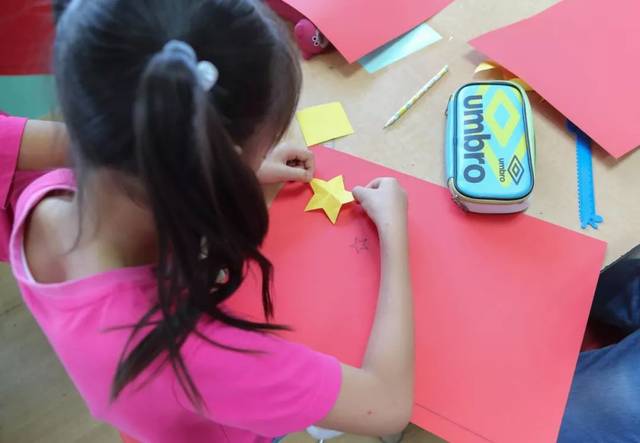 人大附小的开学第一课《我爱五星红旗》