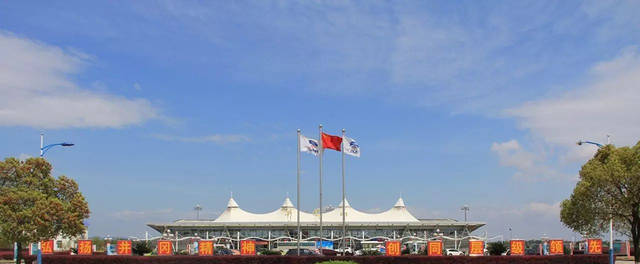 井冈山机场坐落在革命摇篮井冈山脚下的泰和县境内,位于赣粤高速,泰井