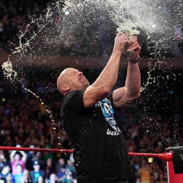 原创wwe摔小辉新闻raw停播后aj与奥斯汀在擂台上对饮结果很惨