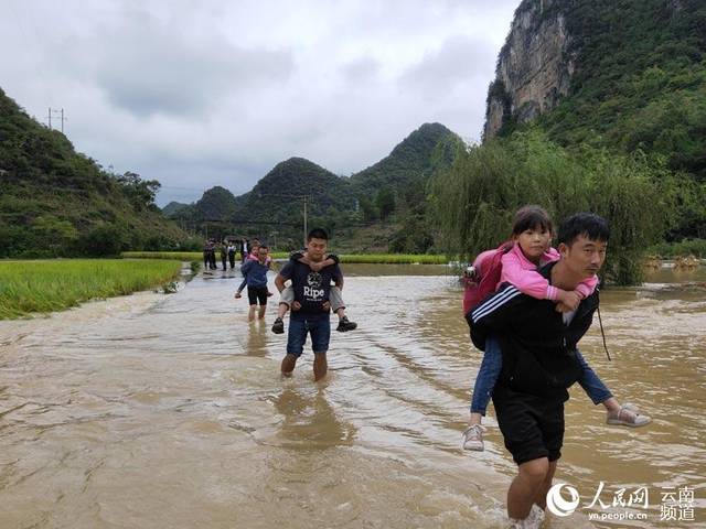 暖心!上学路被淹 云南广南乡村教师趟水背娃上下学