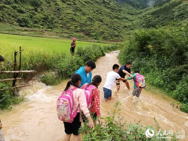 暖心!上学路被淹 云南广南乡村教师趟水背娃上下学