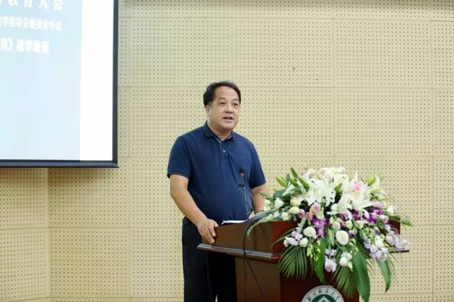 北京林业大学园林学院党委书记张敬致辞.