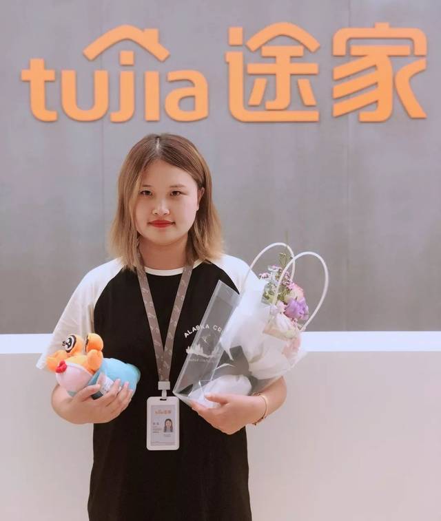 这是一个专属于老师的节日,鲜花承载着最美好的节日祝福; 途家客服部