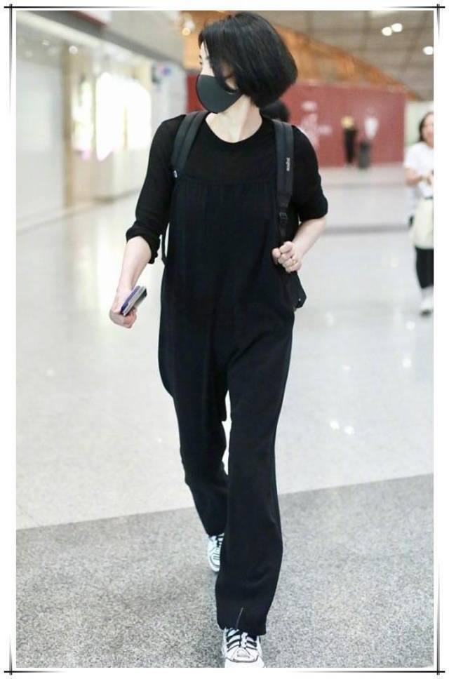 谢霆锋求婚了?王菲穿连体裤走机场超休闲,秀无名指戒指心情大好