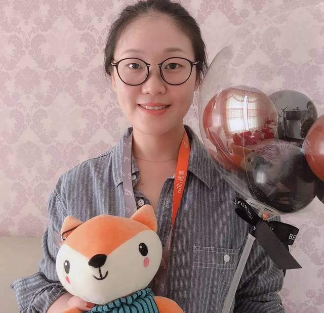 这是一个专属于老师的节日,鲜花承载着最美好的节日祝福; 途家客服部