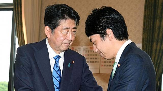 自從上個月在日本首相辦公室意外宣佈與41歲電視明星瀧川雅美結婚以來