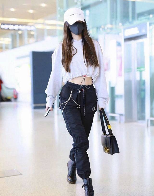 麦迪娜生产完肚子屁股依旧很大,这才是产妇的