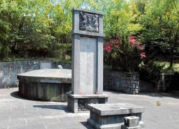 阎锡山墓地实拍照临终遗愿未能实现墓碑面朝山西遥望故地