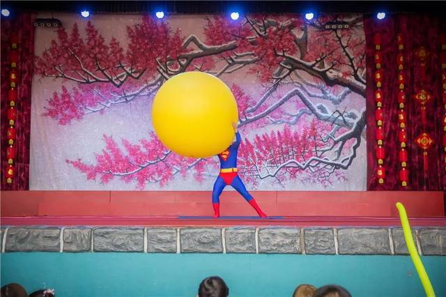 美女拼图,保鲜膜换人,九剑箱穿人,漂浮观众 惊奇的魔术表演,解密人体