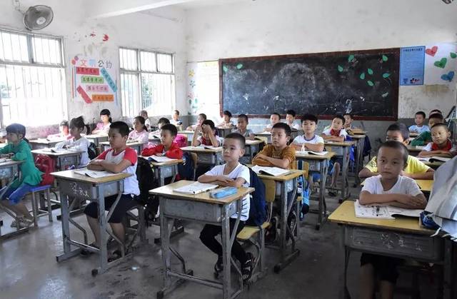 "在岩下小学教书时,从村里到镇上需要走约3个小时路,交通不便.