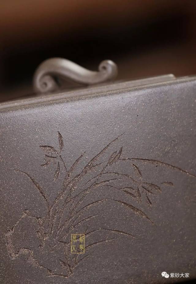 妙泉壶  反面刻绘的是兰花,下刀自在随意,兰花的形态却美妙引人.