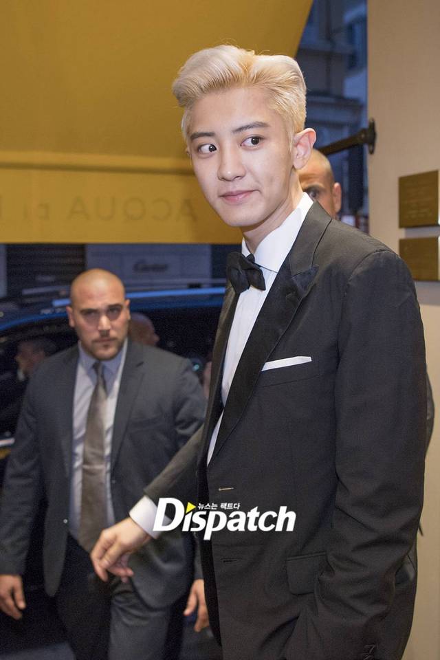 exo朴灿烈现身米兰时尚活动 歪嘴坏笑露迷人酒窝【组图】