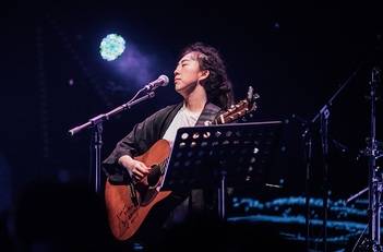 李上安发布最新单曲《还好》,歌曲的风格轻快而明朗,伴随着李上安标志