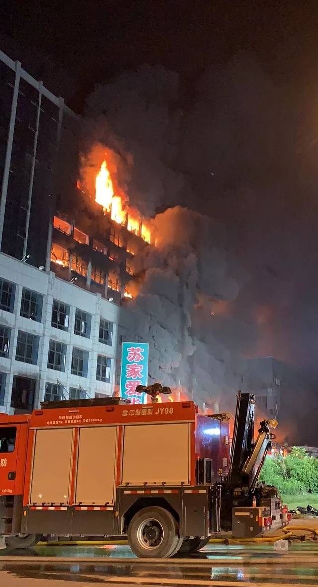 据了解,起火的是位于金华傅村金港大道边一家叫苏家爱华企业的仓库,这