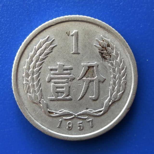 这2枚小硬币能换一辆小汽车手里有的拿出来对比一下