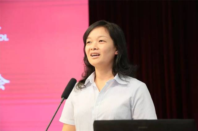 刘珊珊主持人力资源部负责人张晨在会上介绍了34位新加入我校的老师