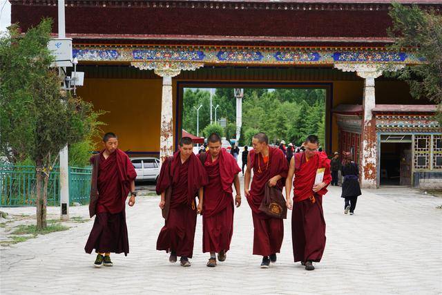 自古就是高僧活佛講經說法之地,色拉寺與哲蚌寺,甘丹寺合稱拉薩三大寺