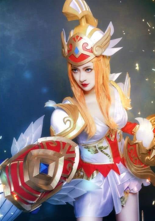 00后小女cos雅典娜,看到脚上的鞋子后,网友:是我买不起的