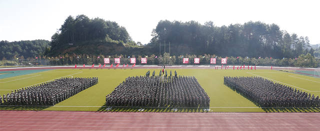 增强国防意识锤炼意志品格茅台学院召开2019级新生军训总结暨表彰大会