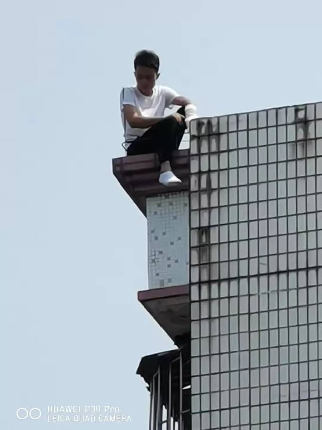 塘厦沿河路一男子欲"跳楼",原因是._手机搜狐网