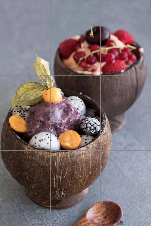 在摄影里(不单是美食摄影),有所谓的 三分法构图rule of thirds:用两