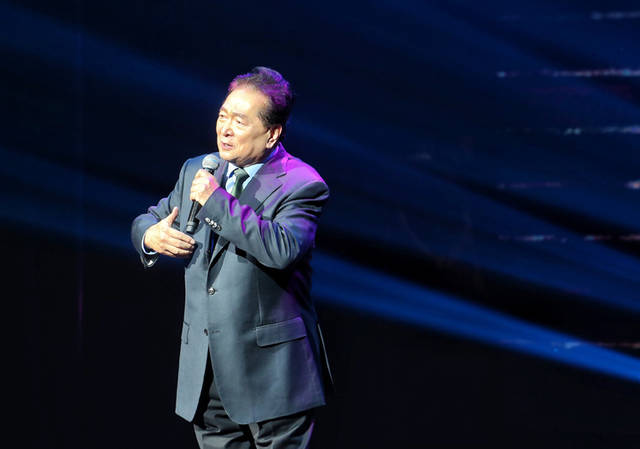 演播家瞿弦和先生表演诗朗诵《水调歌头——明月几时有》.