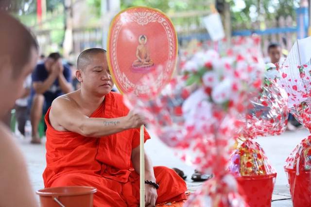 诵经祈福 编辑:玉庄罕 文字资料:《西双版纳傣族赕文化》艾罕炳著