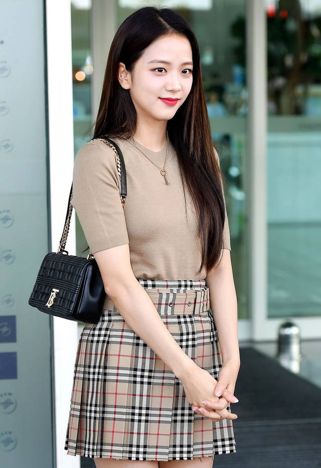 金智秀现身仁川机场,智秀真就是个小可爱,笑起来的她也太甜了