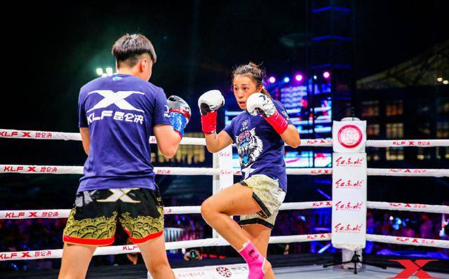 当晚还有一场新秀赛非常引人注目,有着"最美搏击女郎"之称的张思雨