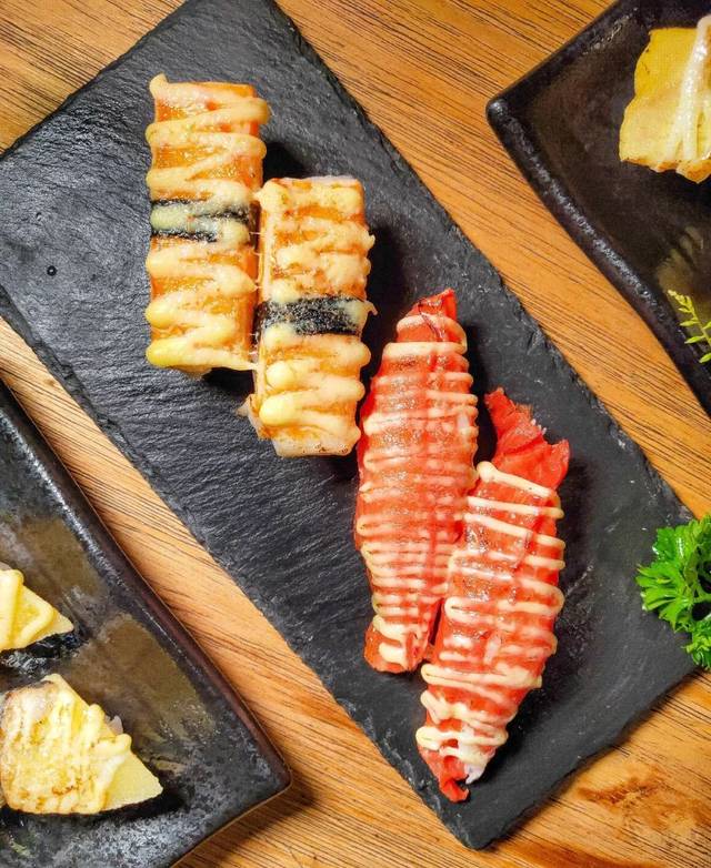 炙烧后的 蟹棒寿司