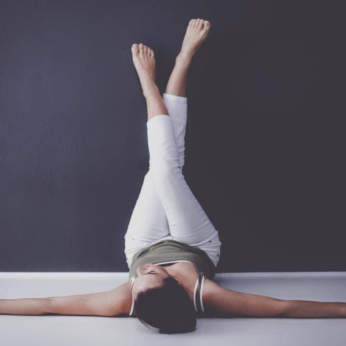 靠墙竖腿不瘦腿掌握正确的动作告别水肿腿的大象腿