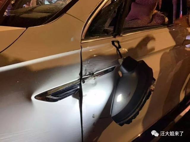 事故发生后,白色大众轿车前挡风玻璃碎裂,后视镜撞至脱落.