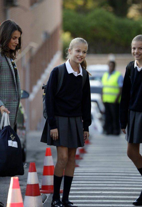 西班牙公主也开学啦!姐妹俩同款马尾和学院风校服,美得像双胞胎