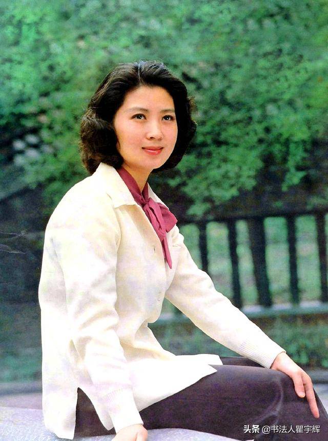 80年代的女明星,老照片中的吳海燕,恰如白蓮花盛開在荷塘裡