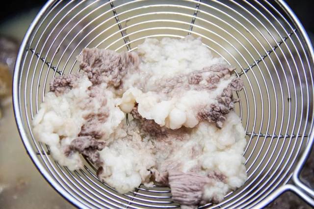 牛沙腩肥瘦相间,煮的十分软烂入味 入口被浓郁的味道包裹,香浓中透着