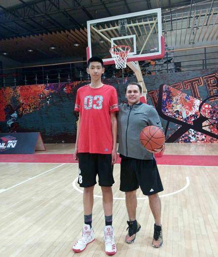 杜峰亲自培养03年天才内线,身高达2.2米,期待!_手机搜狐网