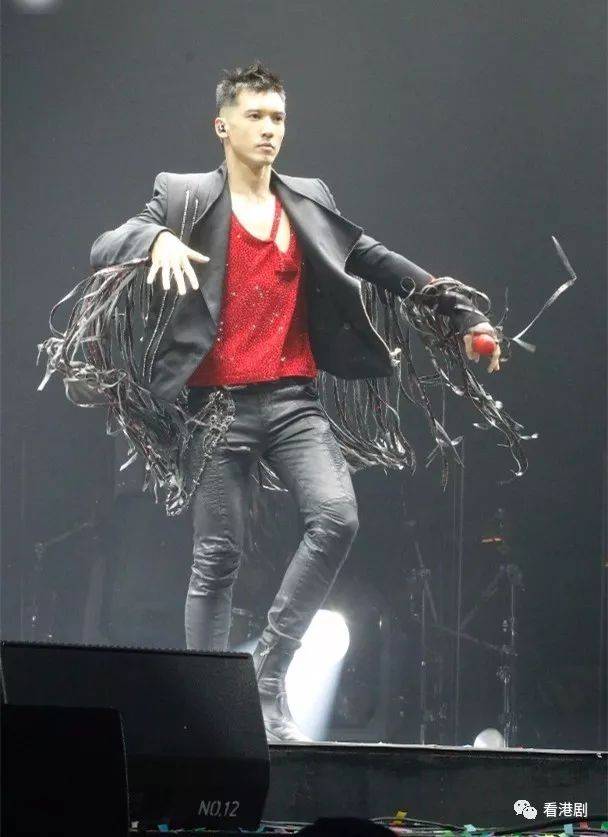 关智斌(kenny)举行处男红馆骚《kenny is born 关智斌演唱会》,跳唱快