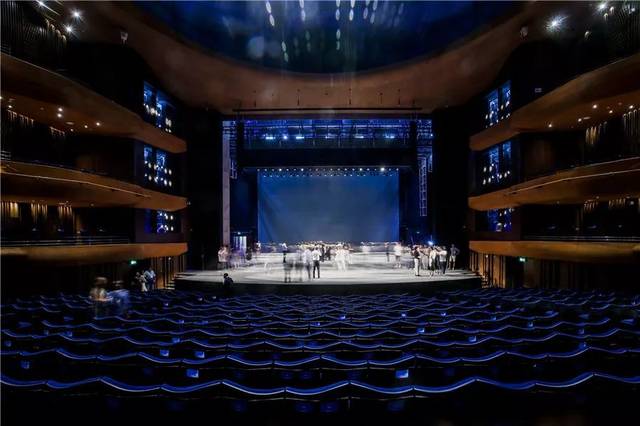 美到令人沉醉!今晚揭幕的上海市中心这座梦幻舞台,眼中都是星辰大海