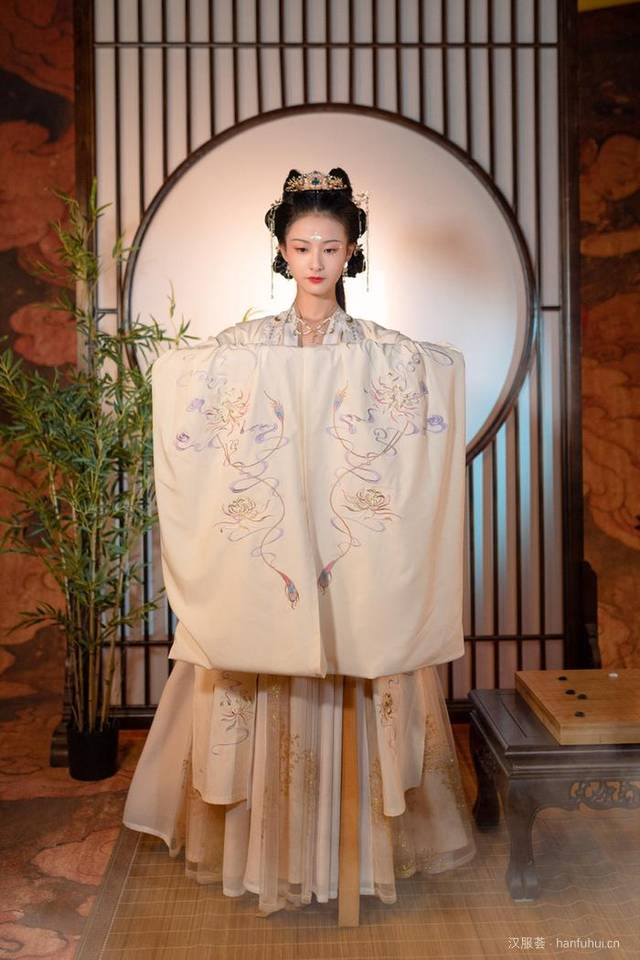 《宫羽衣》:听音乐,慢慢欣赏这有魅力的汉服美女