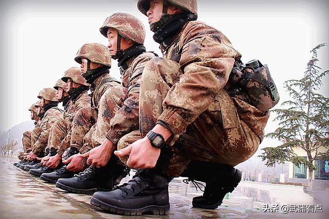 军事丨中国解放军17式作战靴，穿起来非常轻便舒适_手机搜狐网