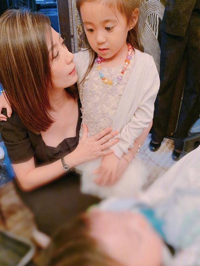 安以轩晒照为儿子庆双满月,66正脸曝光,双眼皮大眼睛帅气可爱