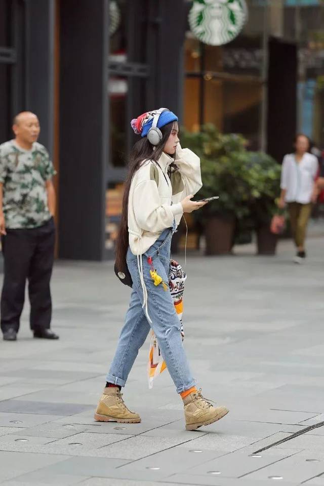 还可以在卫衣里面叠穿t恤衫或衬衫,丰富层次感.