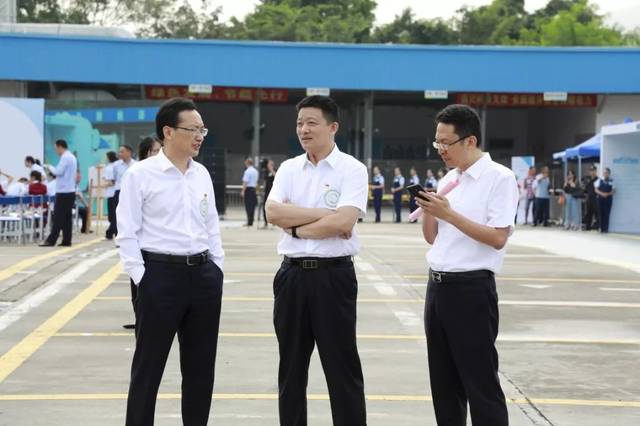 市政府副秘书长徐松明,市交通运输局局长于宝明,市国资委主任余钢