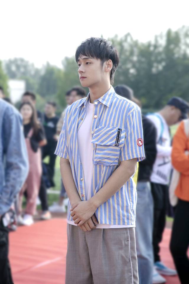 雷皓翔新剧开机清爽干净似邻家学长