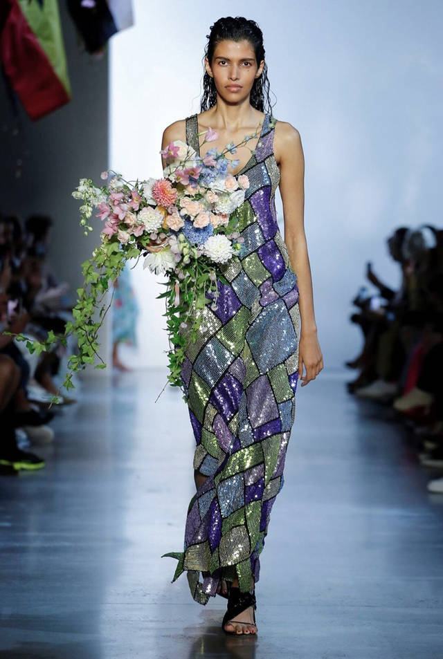 鲜花绽放在衣服上,做一只美丽的花瓶不好吗?