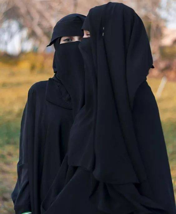 阿拉伯女性穿黑袍图片
